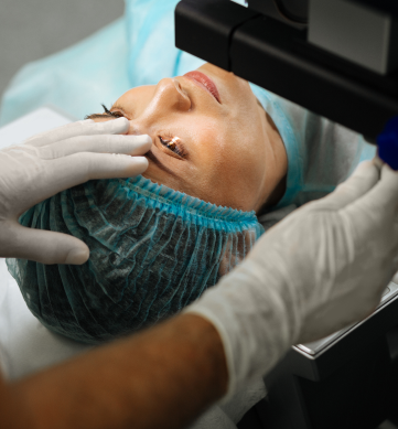 Femme entrain de faire une opération des yeux au centre neovision