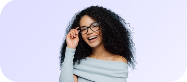 Femme portant des lunettes