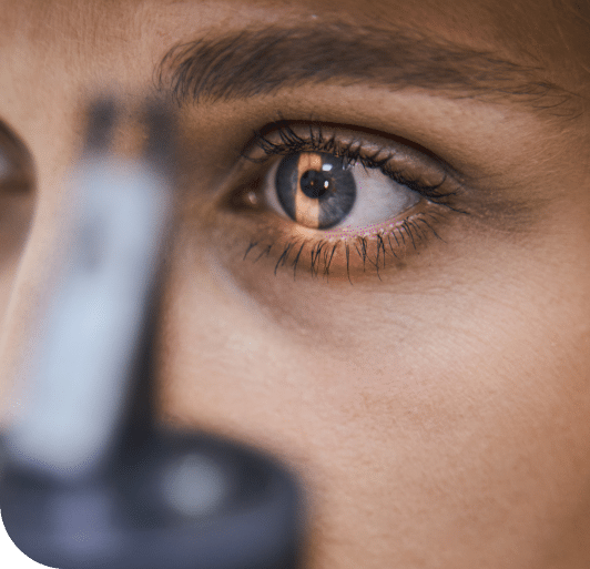 Patiente dans un centre ophtalmologique entrain de faire une consultation spécialisée