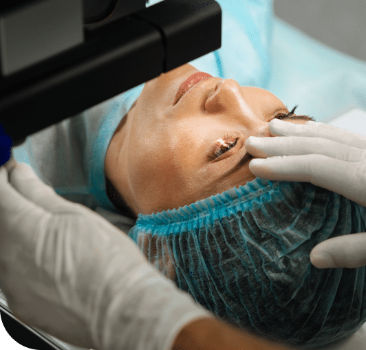 Patiente ophtalmologique entrain d'être préparée pour une opération des yeux