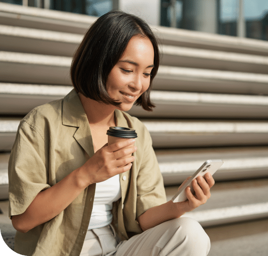 Femme entrain de contacter un centre ophtalmologique