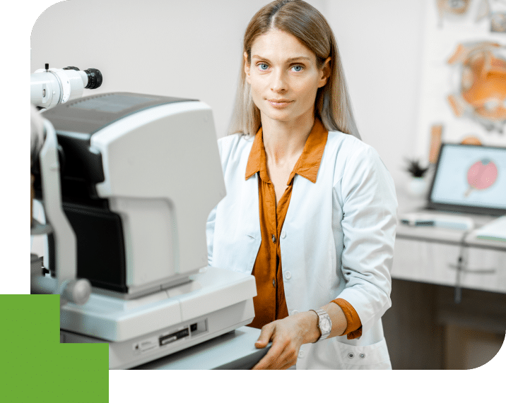 Doctoresse effectuant un bilan complet avant une opération des yeux pour la vue