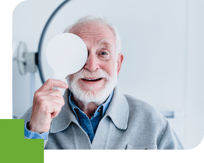 personne âgée heureuse après une opération pour le strabisme au centre neovision à Liège