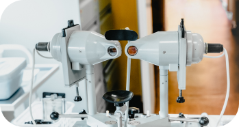 Photo d'une machine d'ophtalmologue pour l'analyse des données des yeux