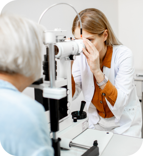 Ophtalmologue entrain d'utilisé du matériel de pointe pour réaliser une consultation spécialisée sur une patiente âgée au centre neovision e Liège