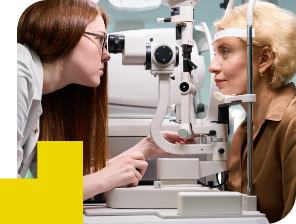 Ophtalmologue réalisant une consultation dans le but de réaliser une chirurgie de la cataracte