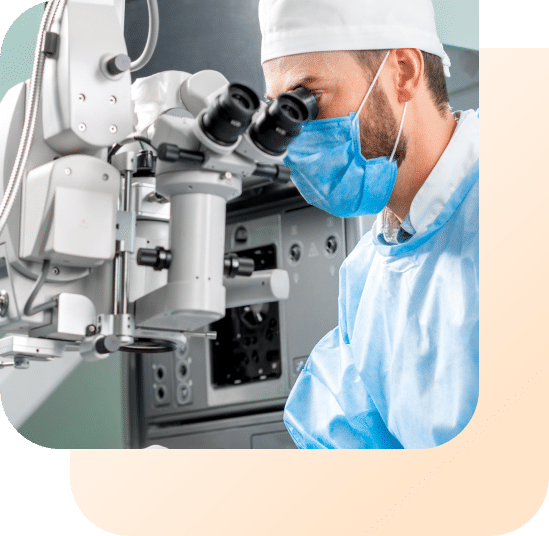 Ophtalmologue entrain de réaliser une opération de la cataracte