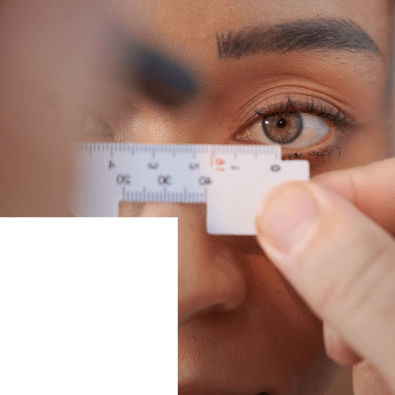 Patiente entrain d'effectuer un bilan pour pouvoir réaliser une opération des yeux pour la vue