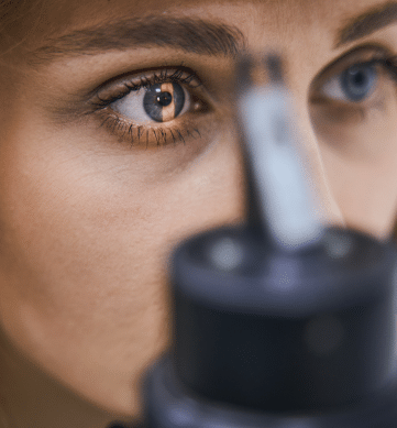 femme avant une operation des yeux pour la vue