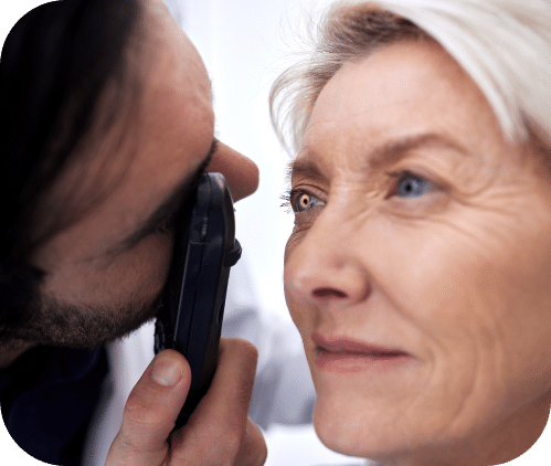 Femme âgée d'une soixantaine d'année entrain de se faire examiner par une équipe d'ophtalmologues au centre neovision