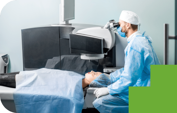 Ophtalmologue pratiquant une opération des yeux sur un patient avec un matériel de pointe au centre neovision de Liège