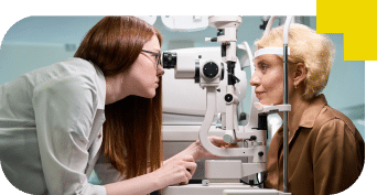 ophtalmologue pratiquant une consultation spécialisée dans le but de réaliser une opération de la cataracte