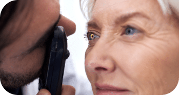 Patiente ophtalmologique d'une soixantaine d'années entre d'être examinée par une ophtalmologue au centre neovision à Liège