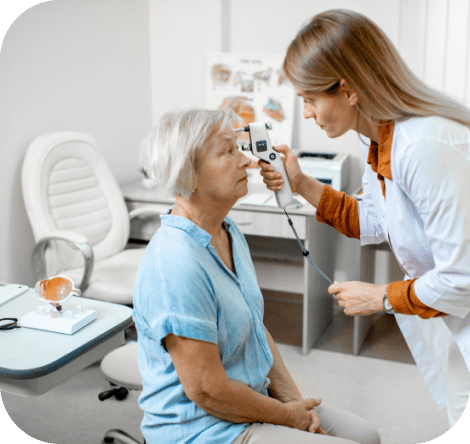 Consultation spécialisée pratiquée par une ophtalmologue du centre neovision à Liège sur une patiente d'une soixantaine d'année