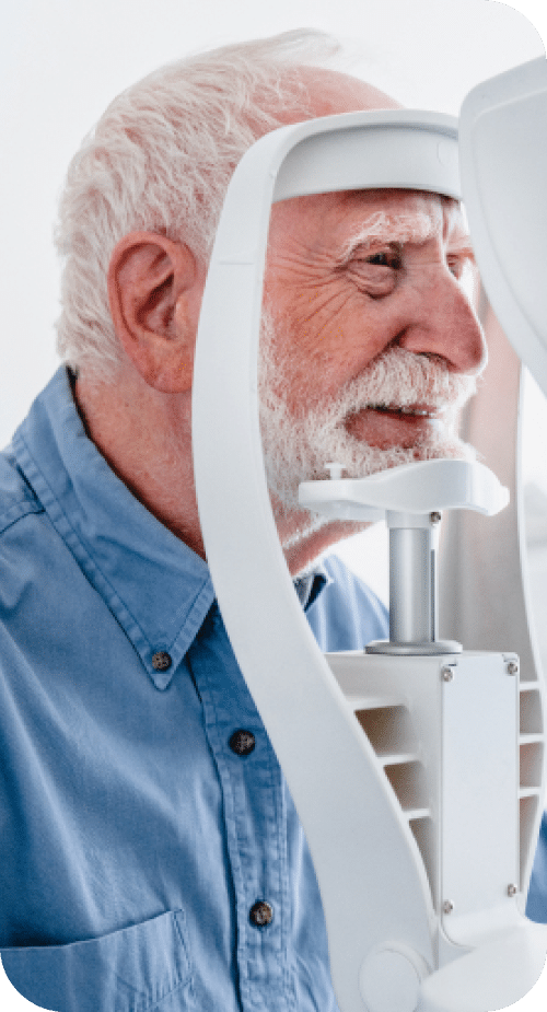 Personne âgée entrain de réaliser une consultation ophtalmologique avant une opération de la cataracte