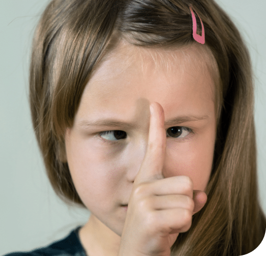 enfant avec un strabisme avant une opération