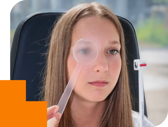 enfant entrain de fair eun bilan complet de la vue avant une opération des yeux pour corriger le strabisme