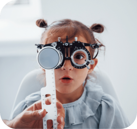 Enfant après une opération du strabisme des yeux