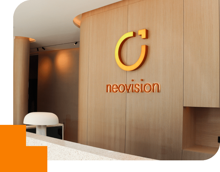 Centre Neovision - centre ophtalmologique à Liège et au Luxembourg logo sur mur