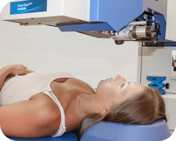 Patiente ophtalmologique sous ue laser PKR ophtalmologique pour une opération spécialisée