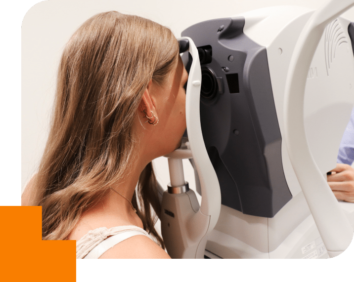 Une patiente entrain de passer un test complet pour sa vue au centre Neovision à Liège