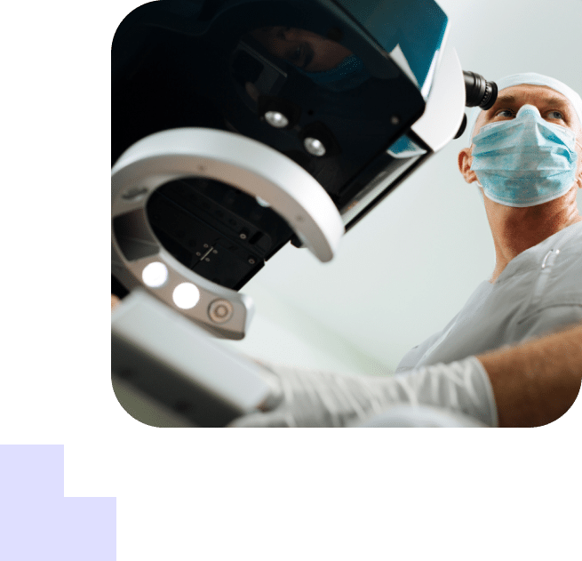 Ophtalmologue manipulant un laser trans-PKR