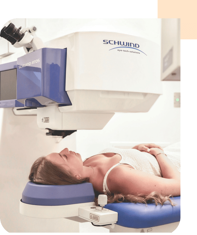 Patiente sous un LASIK (Laser-Assisted In Situ Keratomileusis), une machine ophtalmologique de pointe au centre neovision à Liège