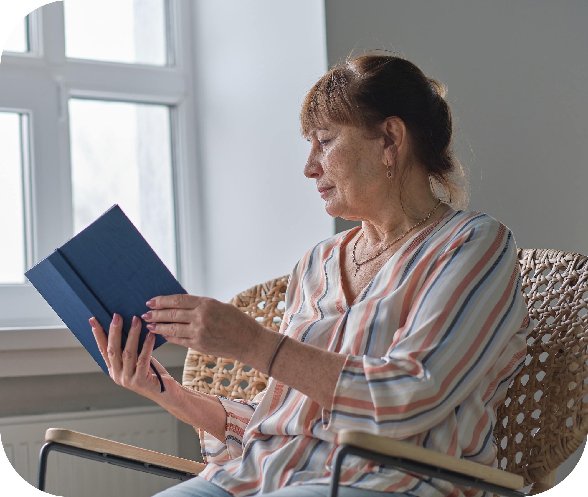 Femme lisant un livre aisément après une opération des yeux pour la vue