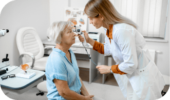 Ophtalmologue du centre neovision à Liège entrain de pratiquer une consultation ophtalmologique spécialisée sur une patiente d'une soixantaine d'année