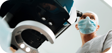 Ophtalmologue manipulant un laser trans-PKR