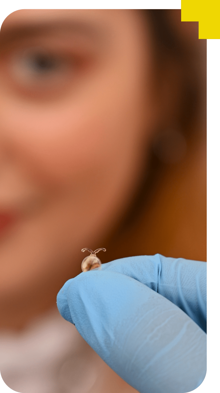 Ophtalmologue montrant un implant pour la correction de la vue