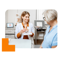 Une ophtalmologue donnant des conseils pour garder des yeux en bonne santé à sa patiente