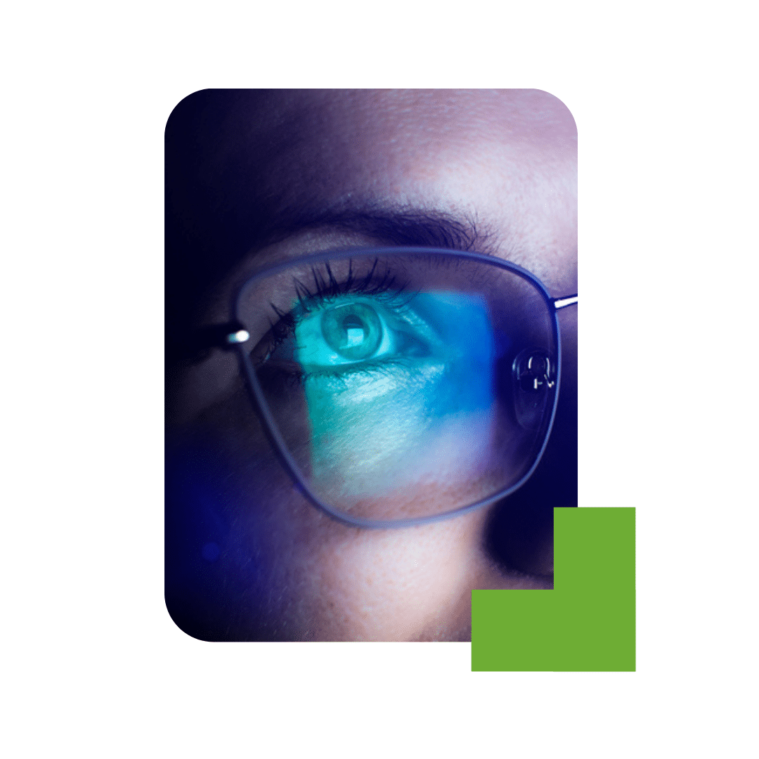 Femme avec des lunettes de vue anti lumière bleue pour éviter d'avoir des yeux abimés